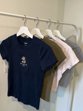 Hollister Uniqlo Wild Fable Top 4 T-Shirt Bundle Embroidered Bear XS S M